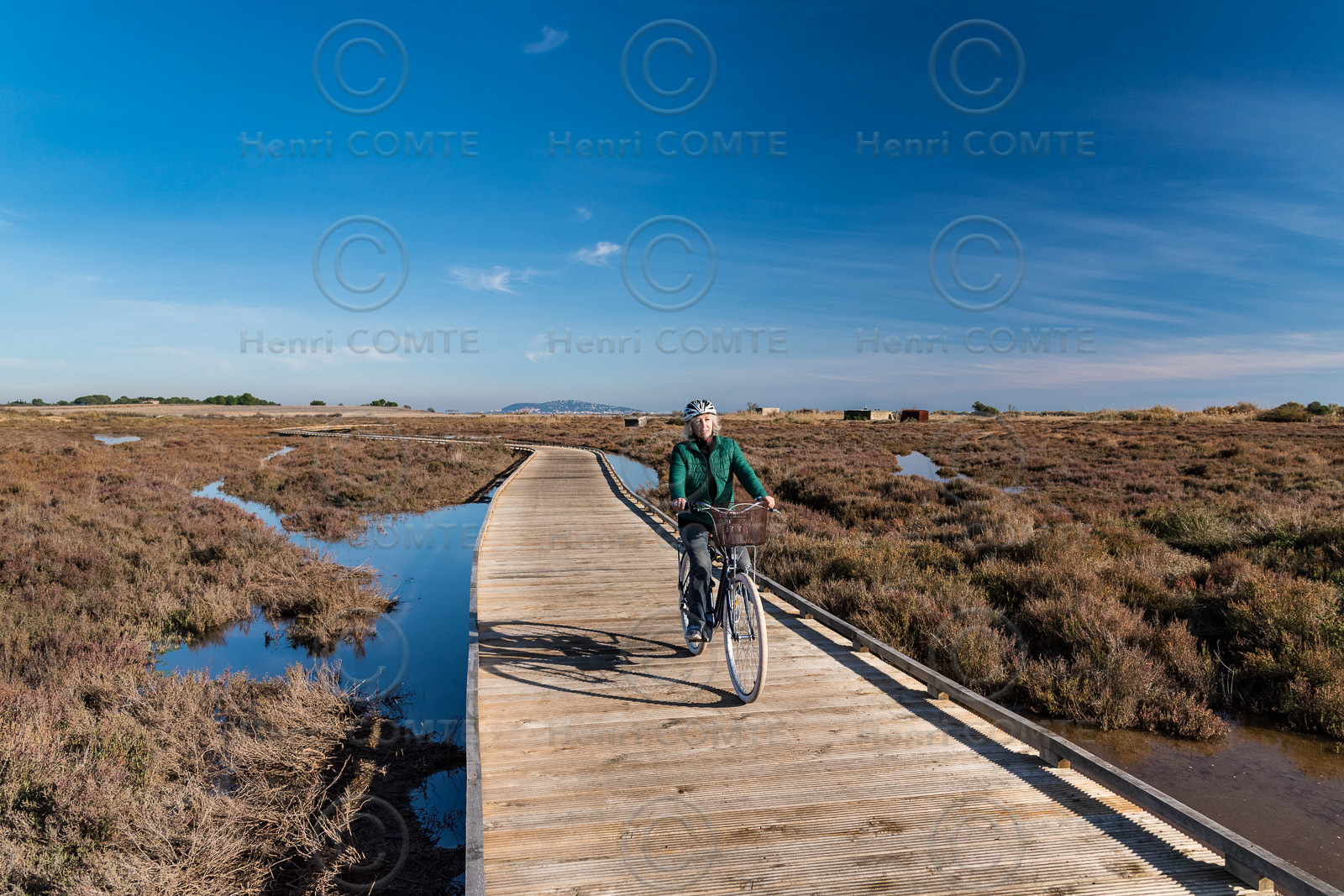 Femme à vélo