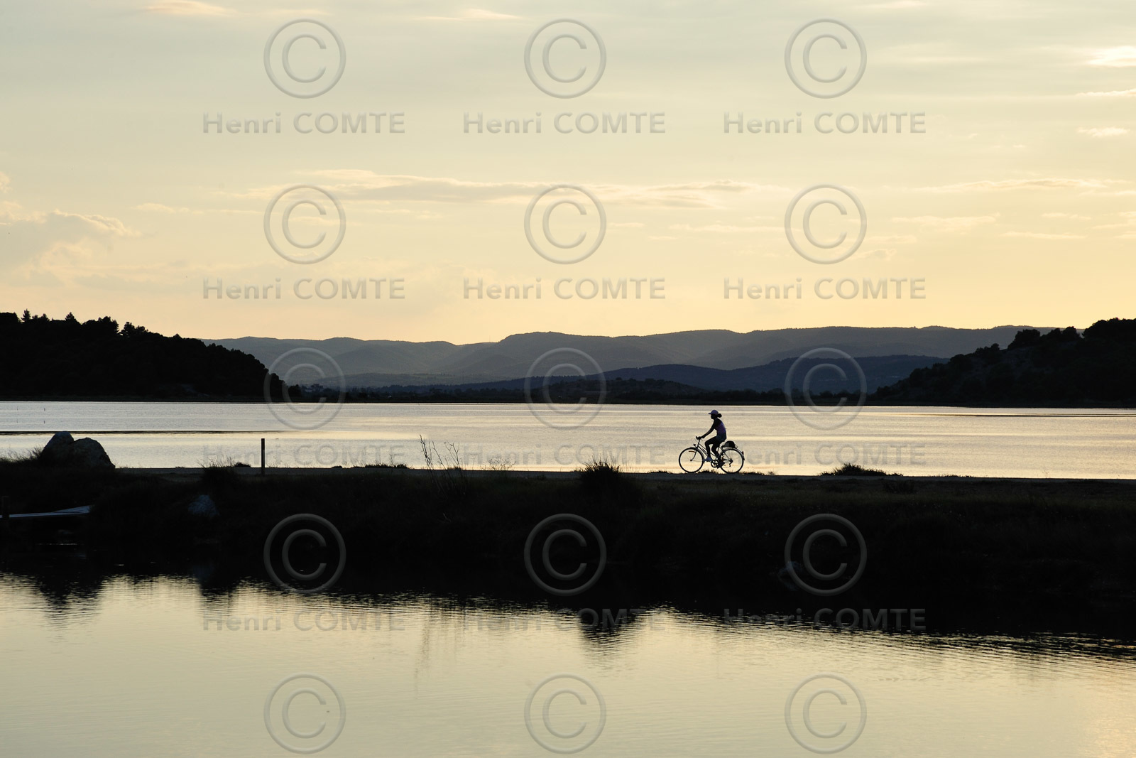Femme à vélo